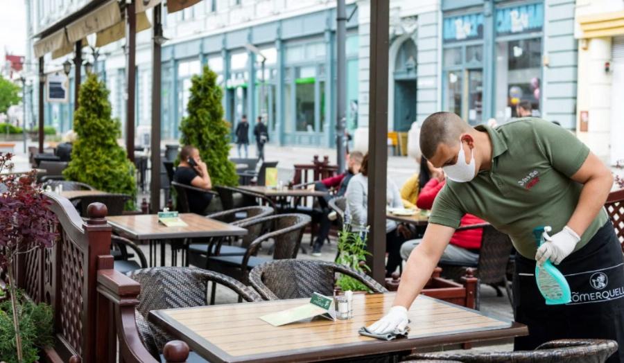 Εστίαση νέα μέτρα: Αλλάζουν οι αποστάσεις στα τραπεζοκαθίσματα – Απαγορεύεται ο χορός