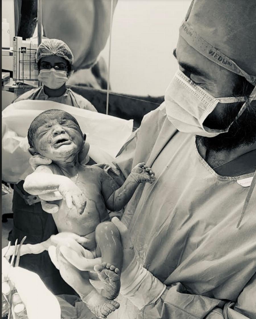 Νεογέννητο 2020: Το γύρο του κόσμου κάνει μωράκι που τραβάει τη μάσκα του γιατρού