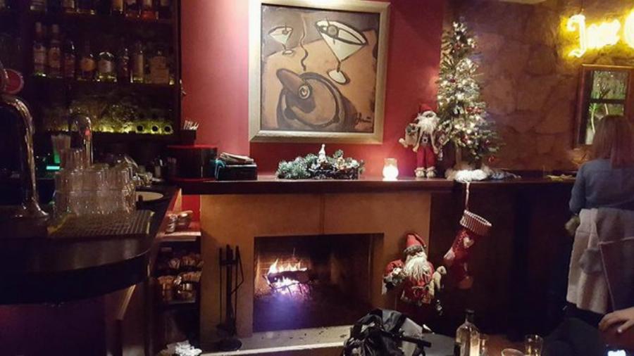 Καφετέριες με τζάκι: Τα τρία πιο χουχουλιαστά καφέ της Αθήνας για να απολαύσεις ροφήματα τις κρύες νύχτες του χειμώνα