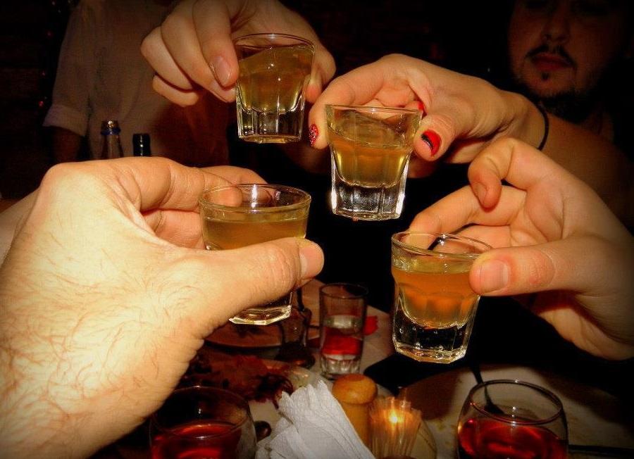 Ρακόμελο Κρήτης: Φτιάξε το αυθεντικό ρακόμελο με μόνο 4 υλικά