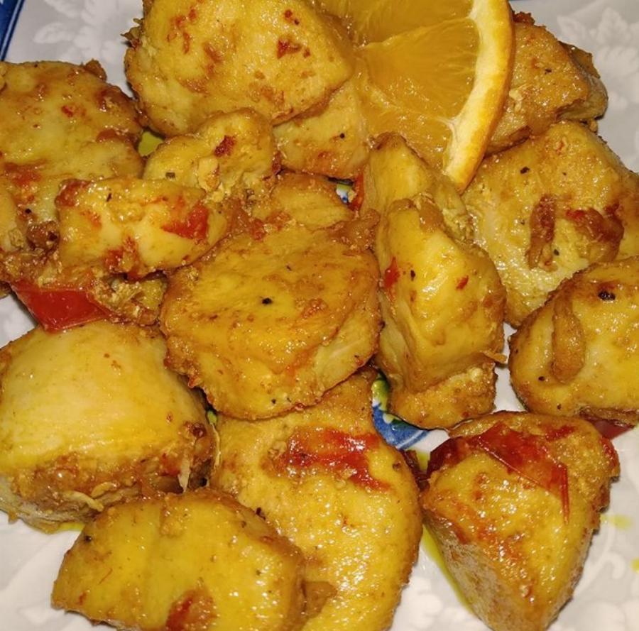 Φιλέτο κοτόπουλο στο τηγάνι: Συνταγή με κουρκουμά και πορτοκάλι