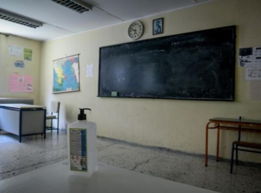 Σύλληψη καθηγήτριας: Δεν φορούσε μάσκα και έβαζε απουσίες σε μαθητές που της ζητούσαν να φορέσει