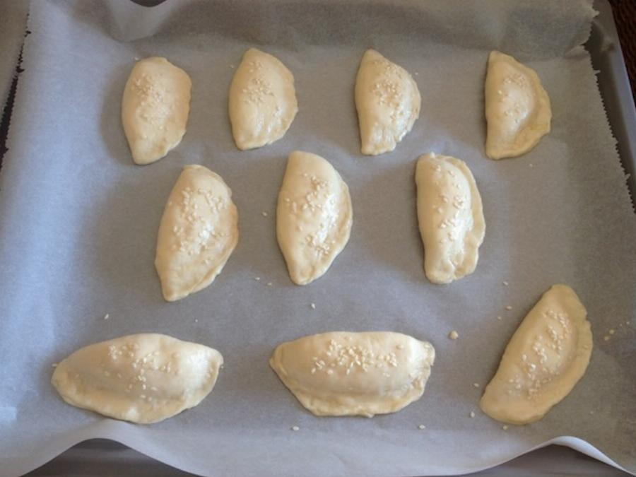 Τυροπιτάκια κουρού χωρίς αυγά: Συνταγή για τα πιο αφράτα με σουσάμι που φτιάξατε ποτέ