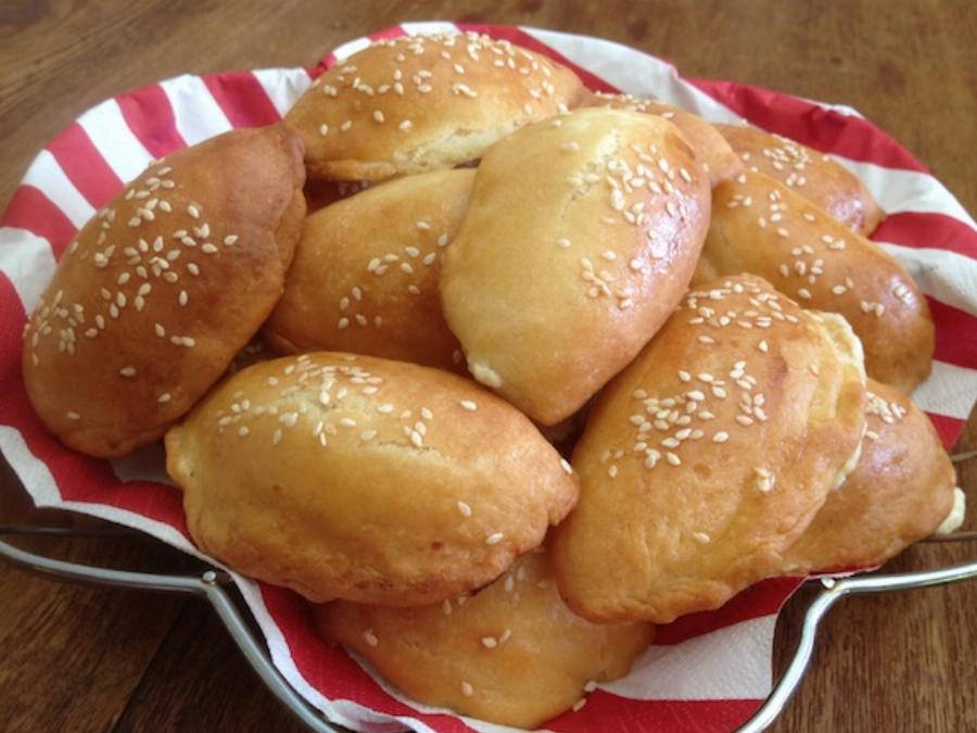 Τυροπιτάκια κουρού χωρίς αυγά: Συνταγή για τα πιο αφράτα με σουσάμι που φτιάξατε ποτέ