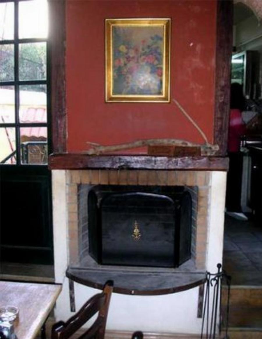 Καφετέριες με τζάκι: Τα τρία πιο χουχουλιαστά καφέ της Αθήνας για να απολαύσεις ροφήματα τις κρύες νύχτες του χειμώνα