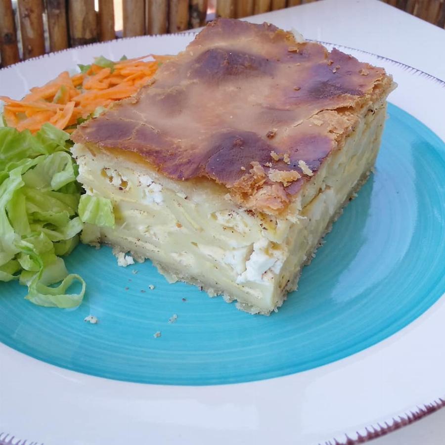 Χωριάτικη πίτα με μπόλικο τυράκι και μακαρόνια: Υπέροχη αλμυρή συνταγή