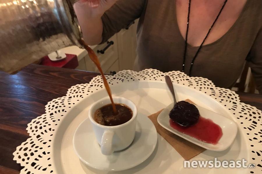 Το μαγαζί στην Αθήνα που απολαμβάνεις τον καφέ σου και μετά σου λένε το φλυτζάνι