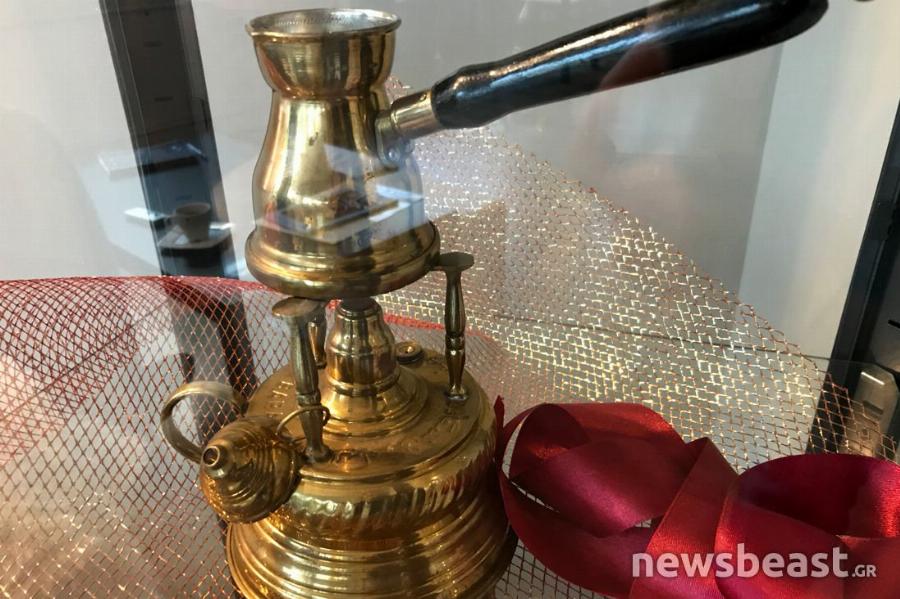 Το μαγαζί στην Αθήνα που απολαμβάνεις τον καφέ σου και μετά σου λένε το φλυτζάνι