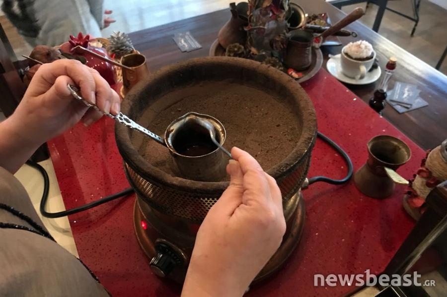 Το μαγαζί στην Αθήνα που απολαμβάνεις τον καφέ σου και μετά σου λένε το φλυτζάνι