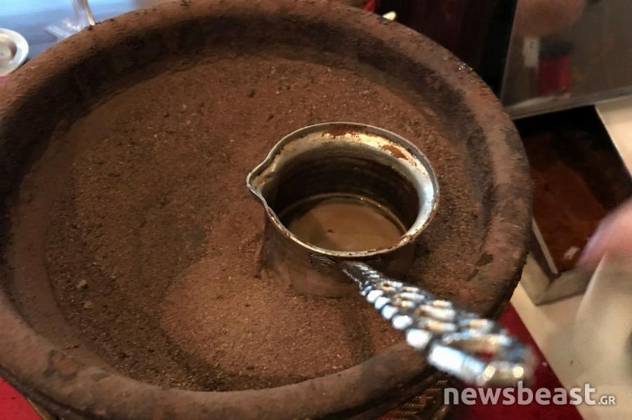 Το μαγαζί στην Αθήνα που απολαμβάνεις τον καφέ σου και μετά σου λένε το φλυτζάνι