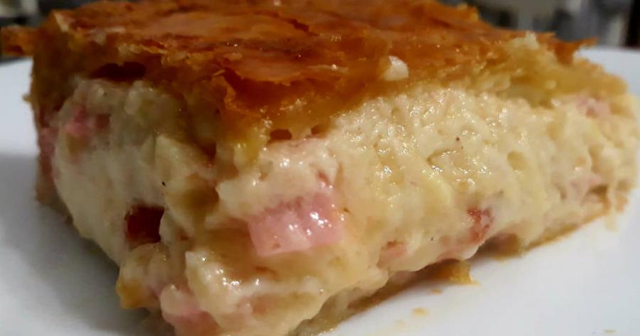 Ζαμπονοκασερόπιτα με σφολιάτα: Οικονομική συνταγή με ντομάτα και κρέμα γάλακτος