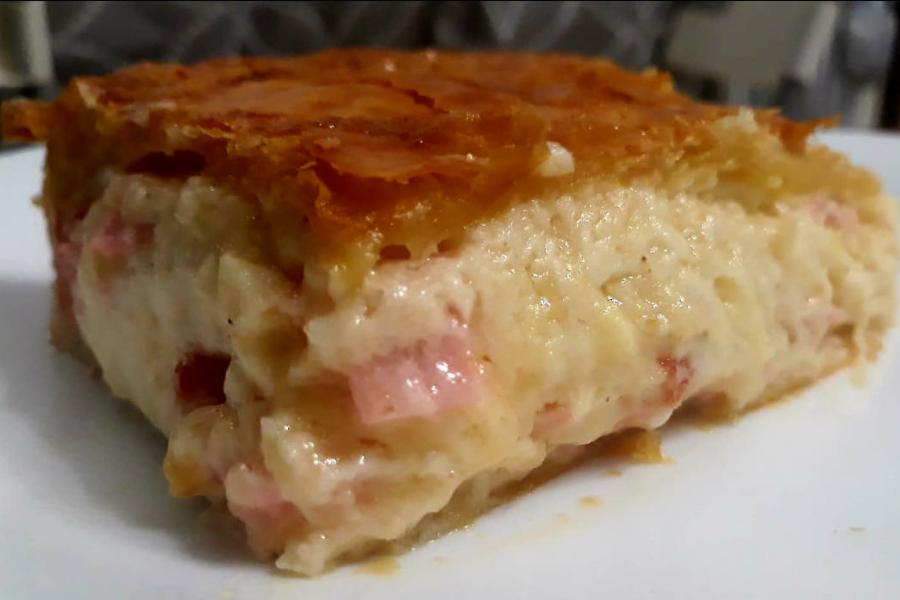 Ζαμπονοκασερόπιτα με σφολιάτα: Οικονομική συνταγή με ντομάτα και κρέμα γάλακτος