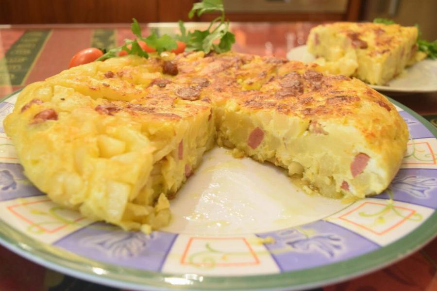 Ομελέτα με λουκάνικα και πατάτες: Το γευστικό και γρήγορο πιάτο για όλη την οικογένεια