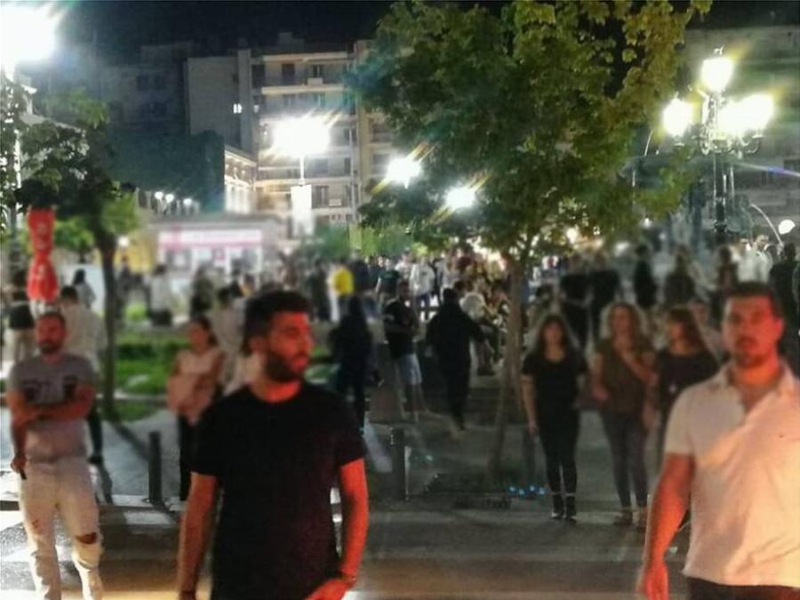 Πάτρα κορονοϊός: Μεταμεσονύκτια «κορονοπάρτι» στις πλατείες της Πάτρας – Γίνεται το αδιαχώρητο κάθε βράδυ