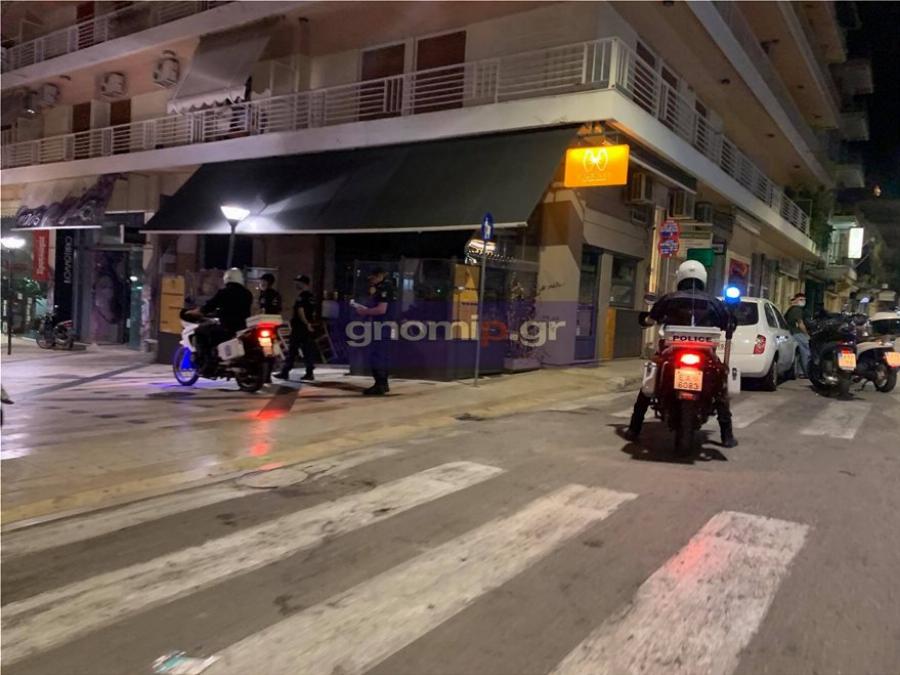 Πάτρα πλατείες: Έκλεισαν τα μαγαζιά και ο κόσμος συγκεντρώθηκε στα σκαλάκια και τις πλατείες – Βίντεο και φωτογραφίες από το χθεσινό βράδυ