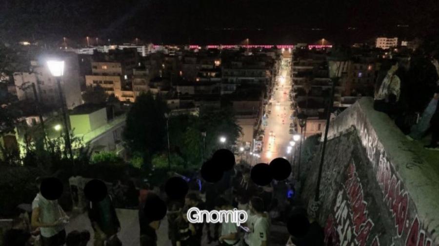 Πάτρα πλατείες: Έκλεισαν τα μαγαζιά και ο κόσμος συγκεντρώθηκε στα σκαλάκια και τις πλατείες – Βίντεο και φωτογραφίες από το χθεσινό βράδυ