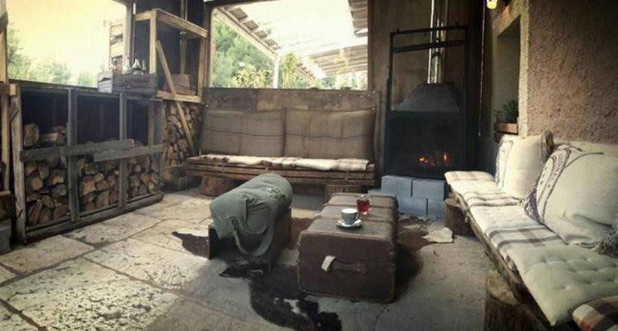 Καφετέριες με τζάκι: Τα τρία πιο χουχουλιαστά καφέ της Αθήνας για να απολαύσεις ροφήματα τις κρύες νύχτες του χειμώνα