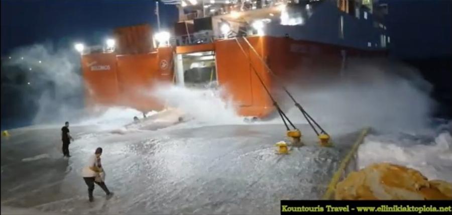 Σίκινος: H μάχη με τα κύματα και τα μποφόρ για να δέσει το πλοιο “Διονύσιος Σολωμός” – Βίντεο που κόβει την ανάσα