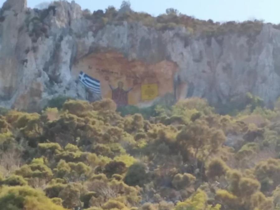 Καστελόριζο έργο: Zωγράφος από την Ξάνθη έφτιαξε τεράστια βραχογραφία της Παναγίας