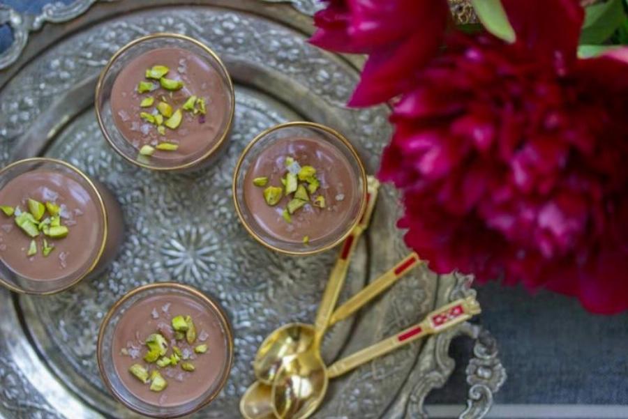 Γιαούρτι με σοκολάτα: Συνταγή για ένα εύκολο περσικό γλυκό