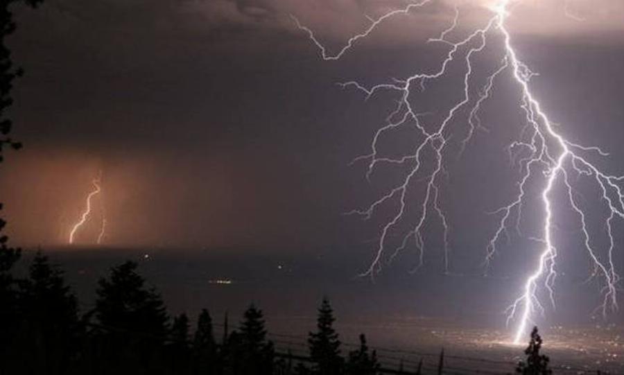 Καιρός σήμερα 8/10: Ισχυρές καταιγίδες και έντονα φαινόμενα με βροχοπτώσεις στην χώρα μας τις επόμενες ώρες