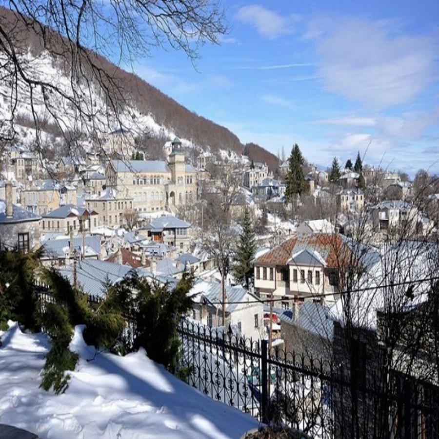 Το ομορφότερο χωριό της Ευρώπης βρίσκεται στη Φλώρινα, είναι ένα παραμύθι από χιόνι και μπορείς να το επισκεφτείς φέτος με 40ε το άτομο τη μέρα