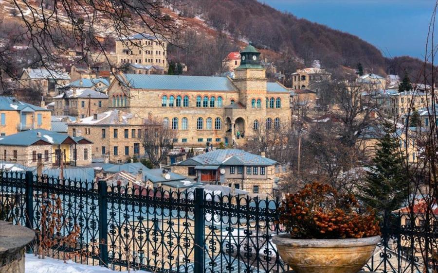 Το ομορφότερο χωριό της Ευρώπης βρίσκεται στη Φλώρινα, είναι ένα παραμύθι από χιόνι και μπορείς να το επισκεφτείς φέτος με 40ε το άτομο τη μέρα