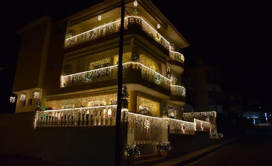 Κοζάνη: Άναψε τα φώτα του το «Σπίτι των Χριστουγέννων» – Εντυπωσιακό το θέαμα