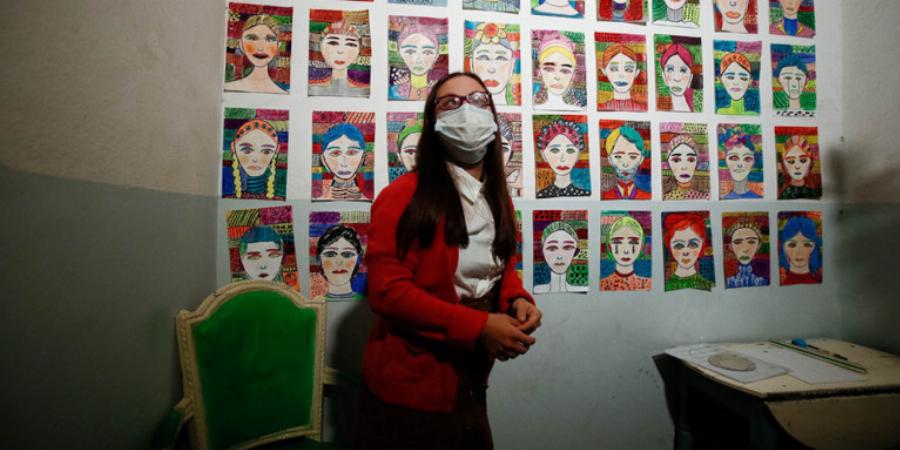 Θεσσαλονίκη: 27χρονη ζωγράφος με σύνδρομο Down στήνει τα πορτρέτα της σε κλιμακοστάσιο πολυκατοικίας