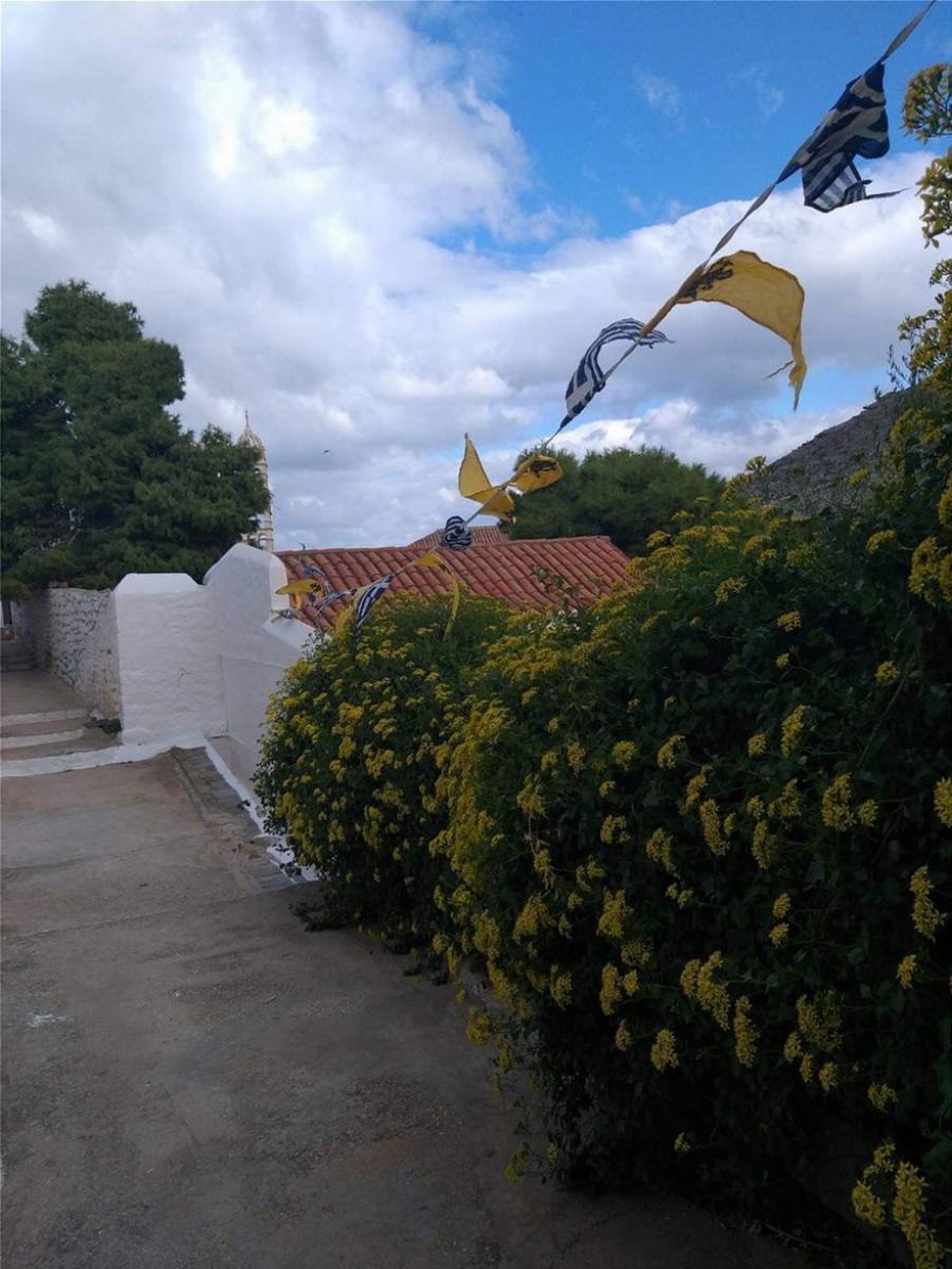 Ύδρα: Καταγγέλουν ιερέα ότι παραβίασε ιδιωτικό εκκλησάκι για να λειτουργήσει