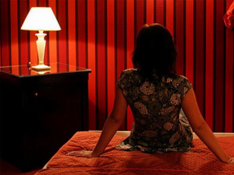 Ομόνοια: 26 άτομα συνελήφθησαν σε οίκο ανοχής που λειτουργούσε παράνομα – Επιβλήθηκαν πρόστιμα