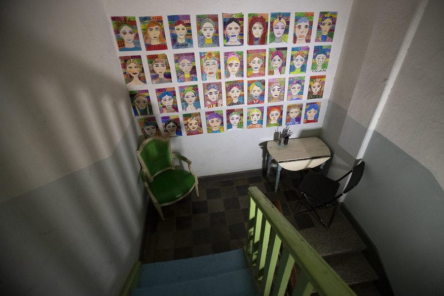 Θεσσαλονίκη: 27χρονη ζωγράφος με σύνδρομο Down στήνει τα πορτρέτα της σε κλιμακοστάσιο πολυκατοικίας