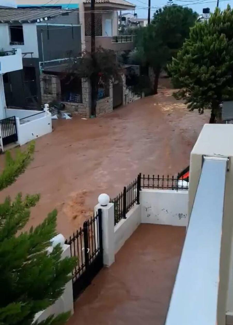 Ρέθυμνο κακοκαιρία: Γήπεδο ποδοσφαίρου μετατράπηκε σε πισίνα από την κακοκαιρία