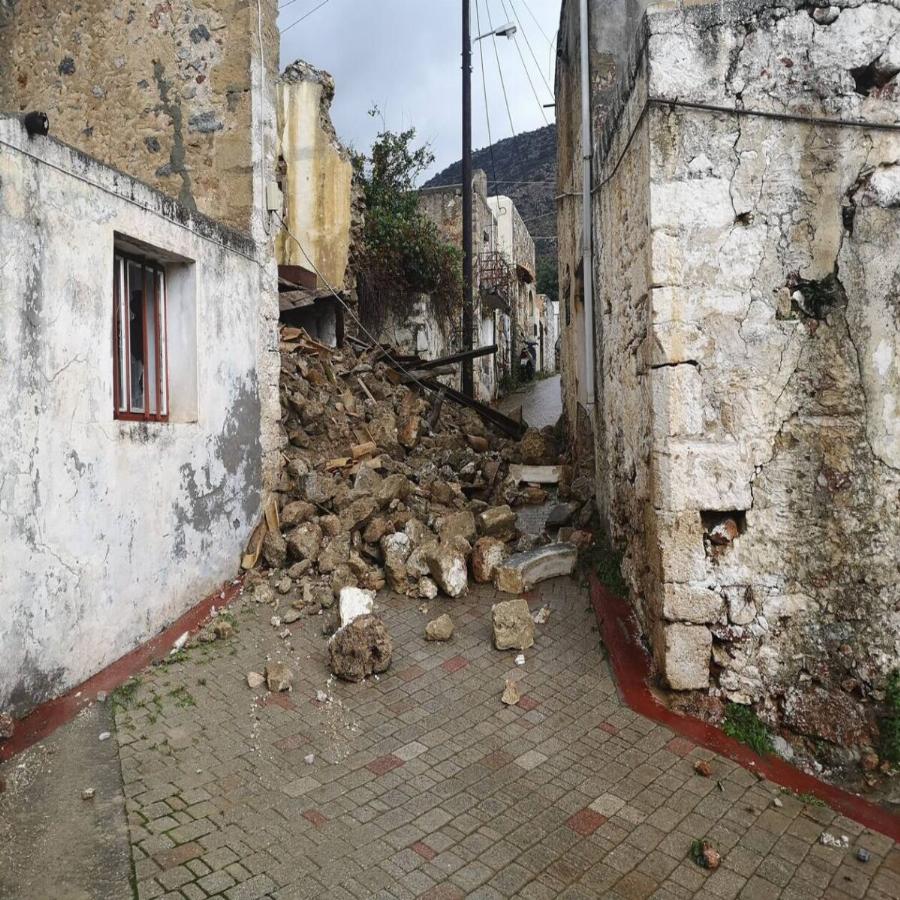 Κακοκαιρία Κρήτη: Εκκενώνεται χωριό στην Κρήτη – Εικόνες καταστροφής στο νησί