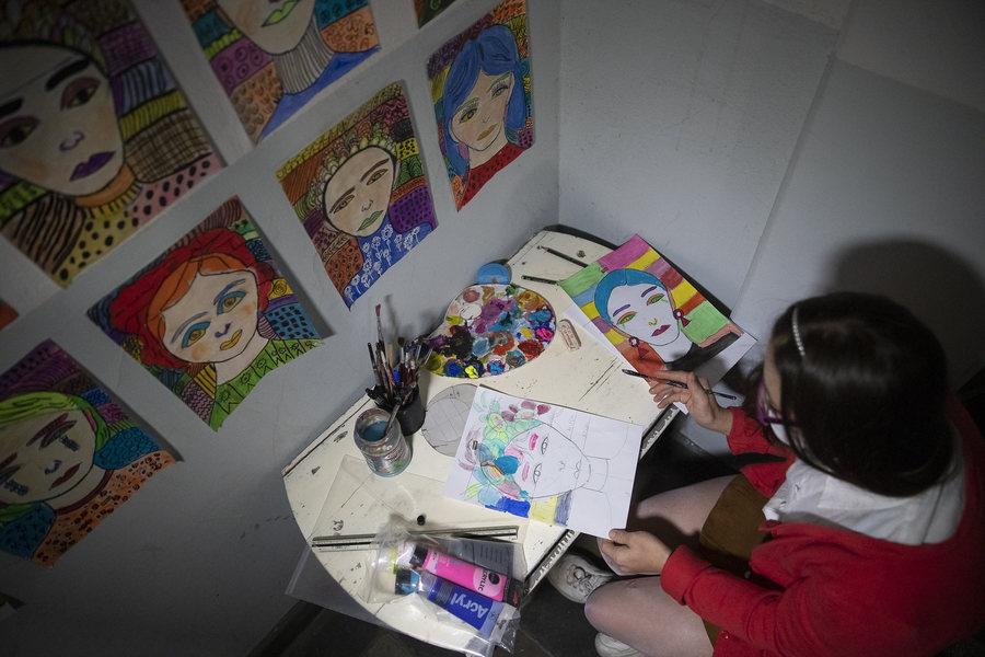 Θεσσαλονίκη: 27χρονη ζωγράφος με σύνδρομο Down στήνει τα πορτρέτα της σε κλιμακοστάσιο πολυκατοικίας