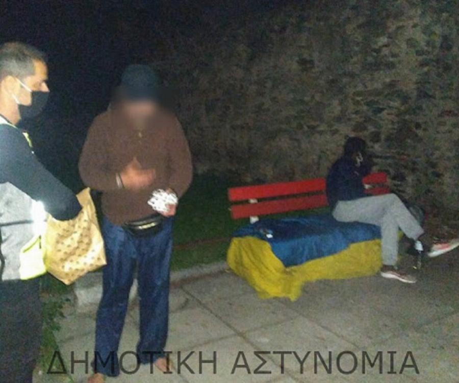 Δημοτική Αστυνομία Θεσσαλονίκη: Δημοτικοί Αστυνομικοί μοίρασαν ρούχα σε αστέγους της πόλης