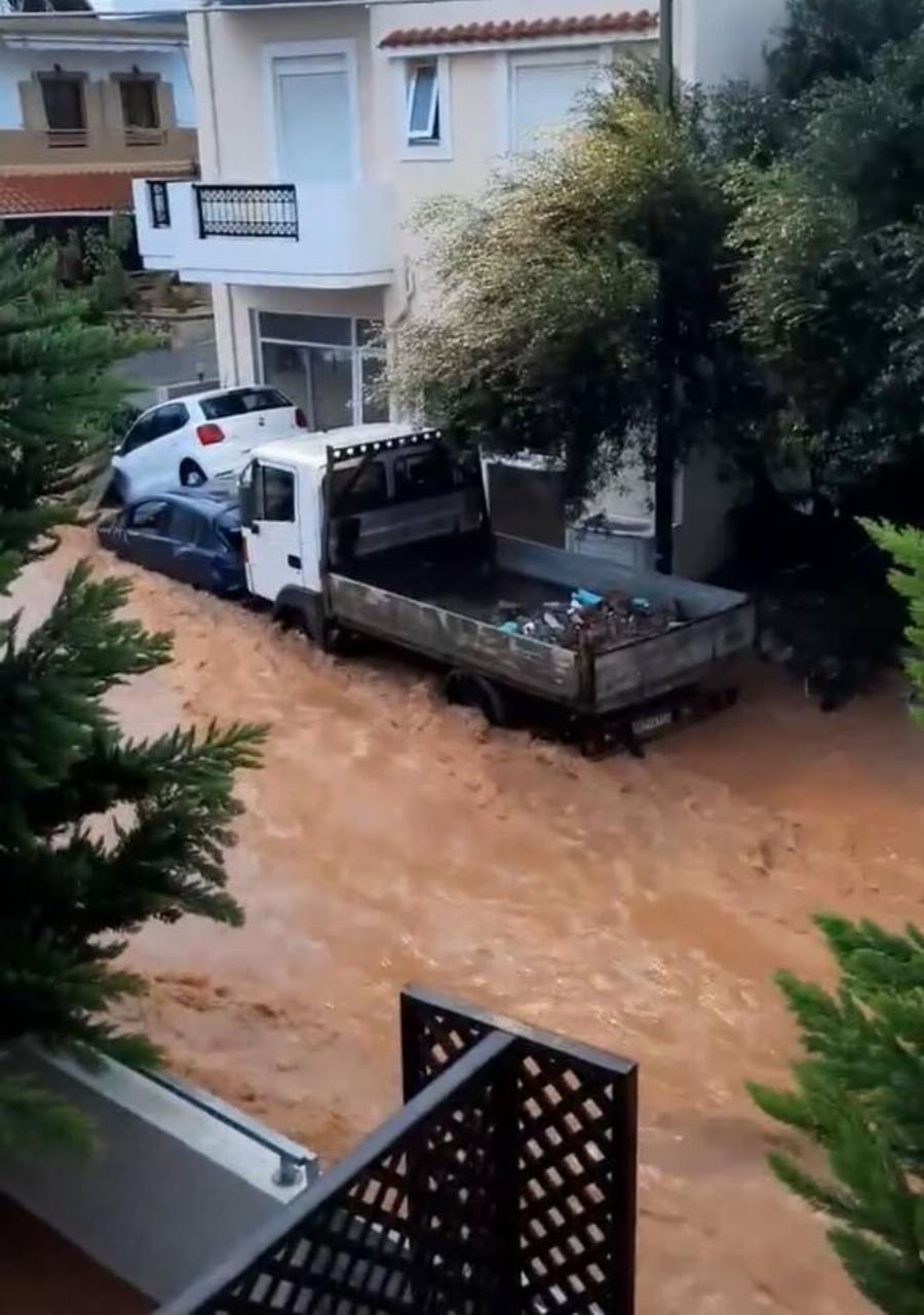 Ρέθυμνο κακοκαιρία: Γήπεδο ποδοσφαίρου μετατράπηκε σε πισίνα από την κακοκαιρία