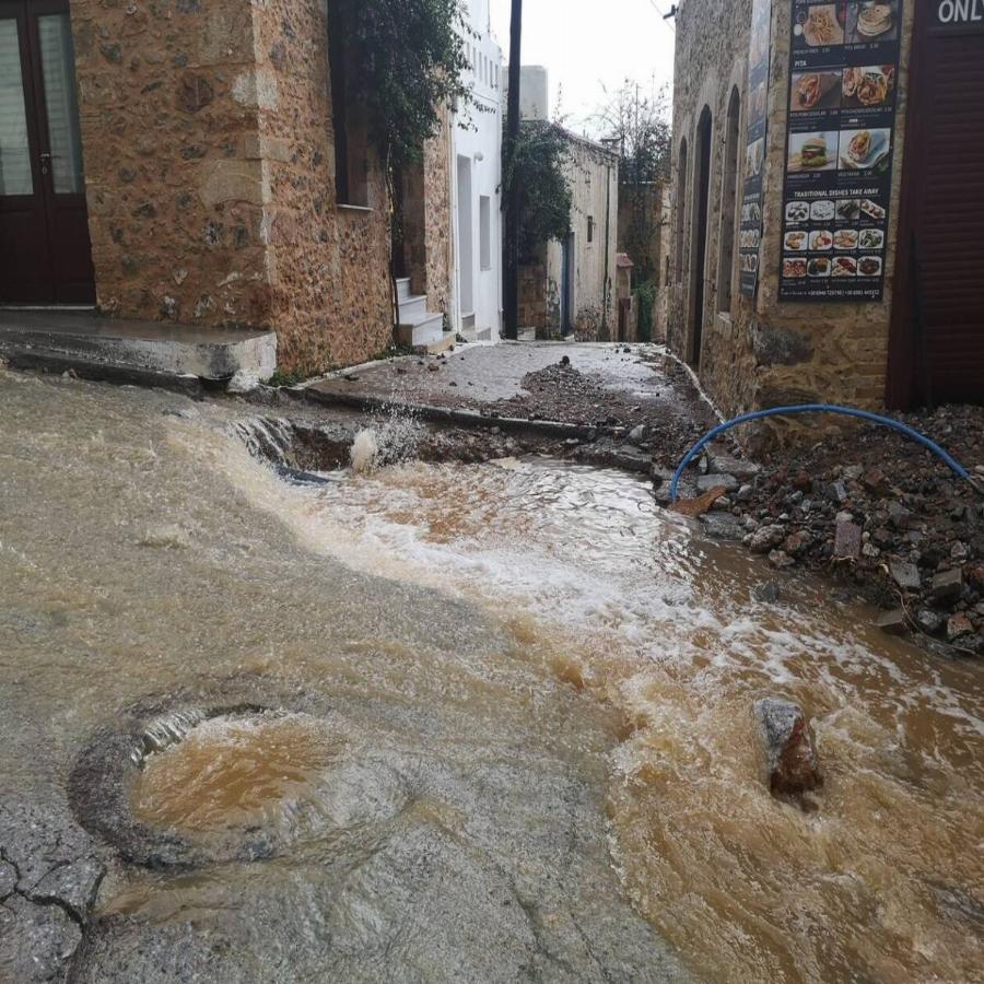 Κακοκαιρία Κρήτη: Εκκενώνεται χωριό στην Κρήτη – Εικόνες καταστροφής στο νησί