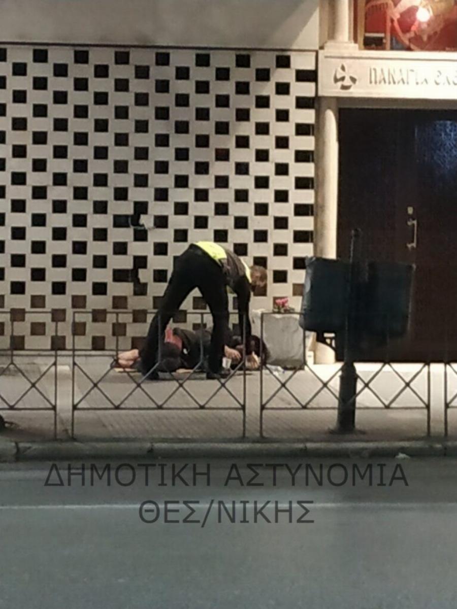 Δημοτική Αστυνομία Θεσσαλονίκη: Δημοτικοί Αστυνομικοί μοίρασαν ρούχα σε αστέγους της πόλης