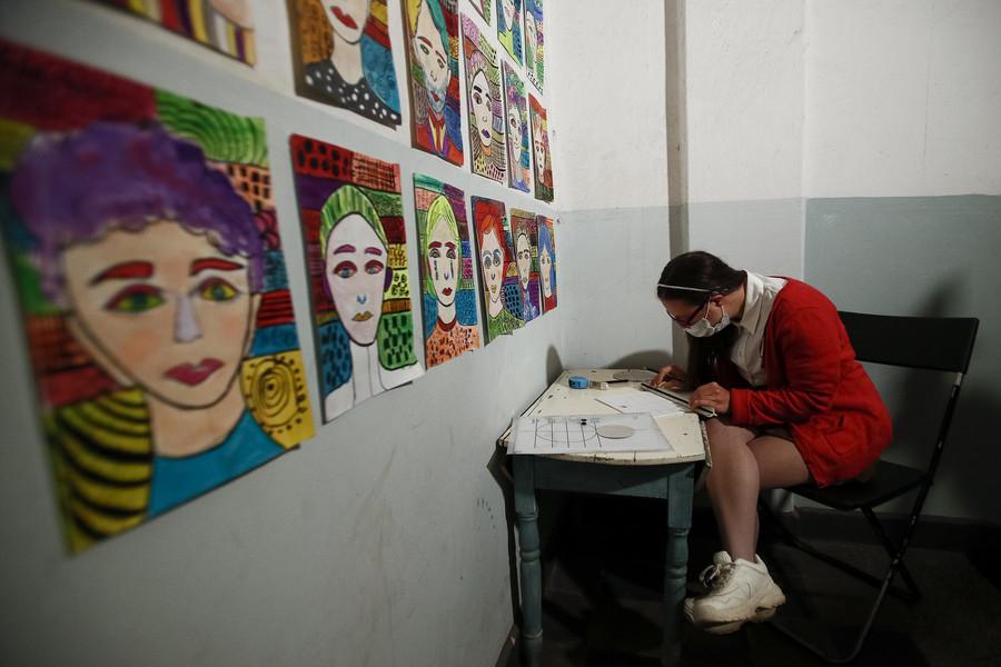 Θεσσαλονίκη: 27χρονη ζωγράφος με σύνδρομο Down στήνει τα πορτρέτα της σε κλιμακοστάσιο πολυκατοικίας