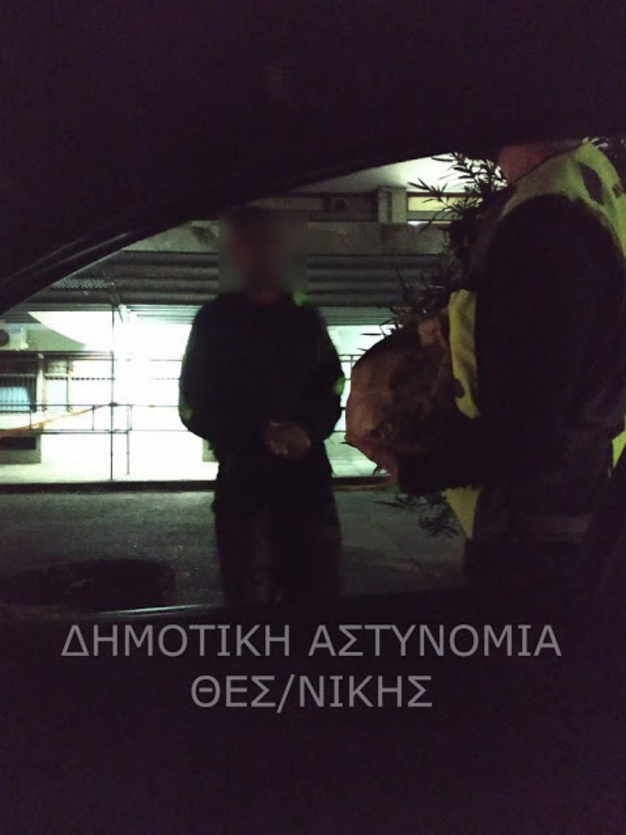 Δημοτική Αστυνομία Θεσσαλονίκη: Δημοτικοί Αστυνομικοί μοίρασαν ρούχα σε αστέγους της πόλης