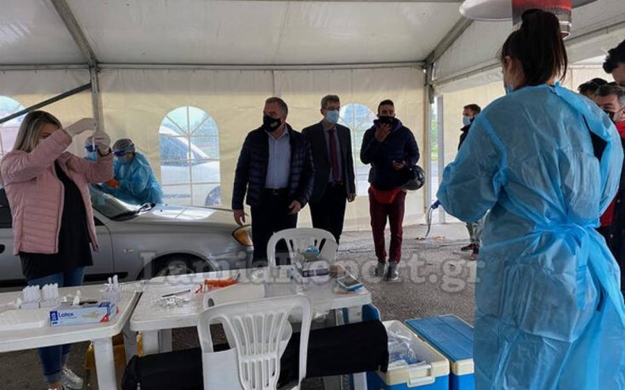 Λαμία rapid test: Πλήθος κόσμου πάει να κάνει το τεστ – Έχει ήδη βρεθεί ένα θετικό στα πρώτα 45