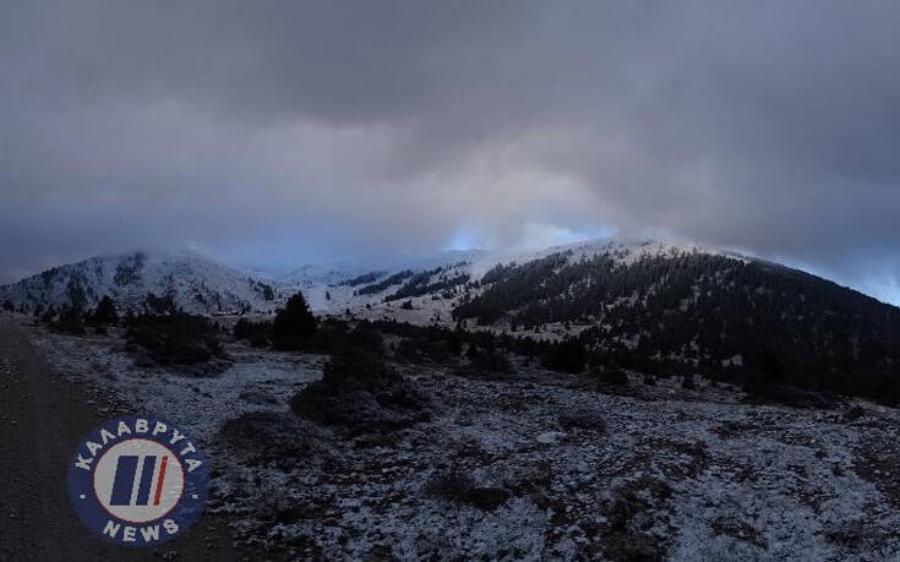 Καλάβρυτα: Έπεσαν τα πρώτα χιόνια στην κωμόπολη της Αχαΐας – Μαγευτικό το τοπίο