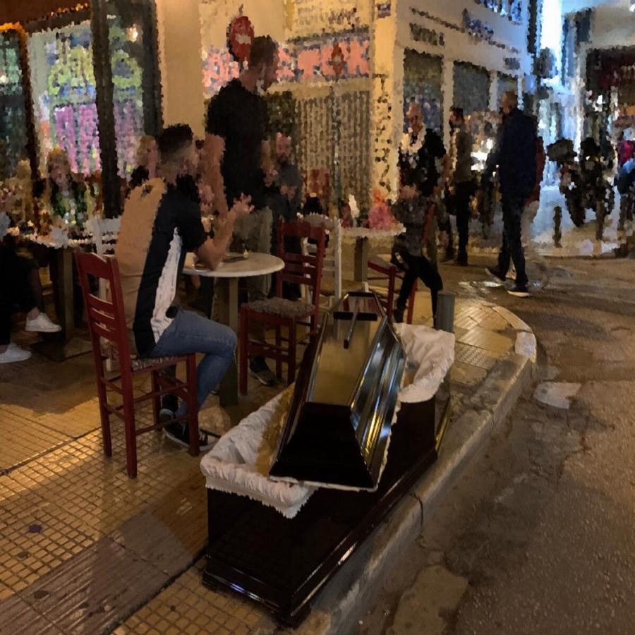 Εστίαση: Στου Ψυρρή έβγαλαν φέρετρο για να κάνουν την κηδεία της εστίασης