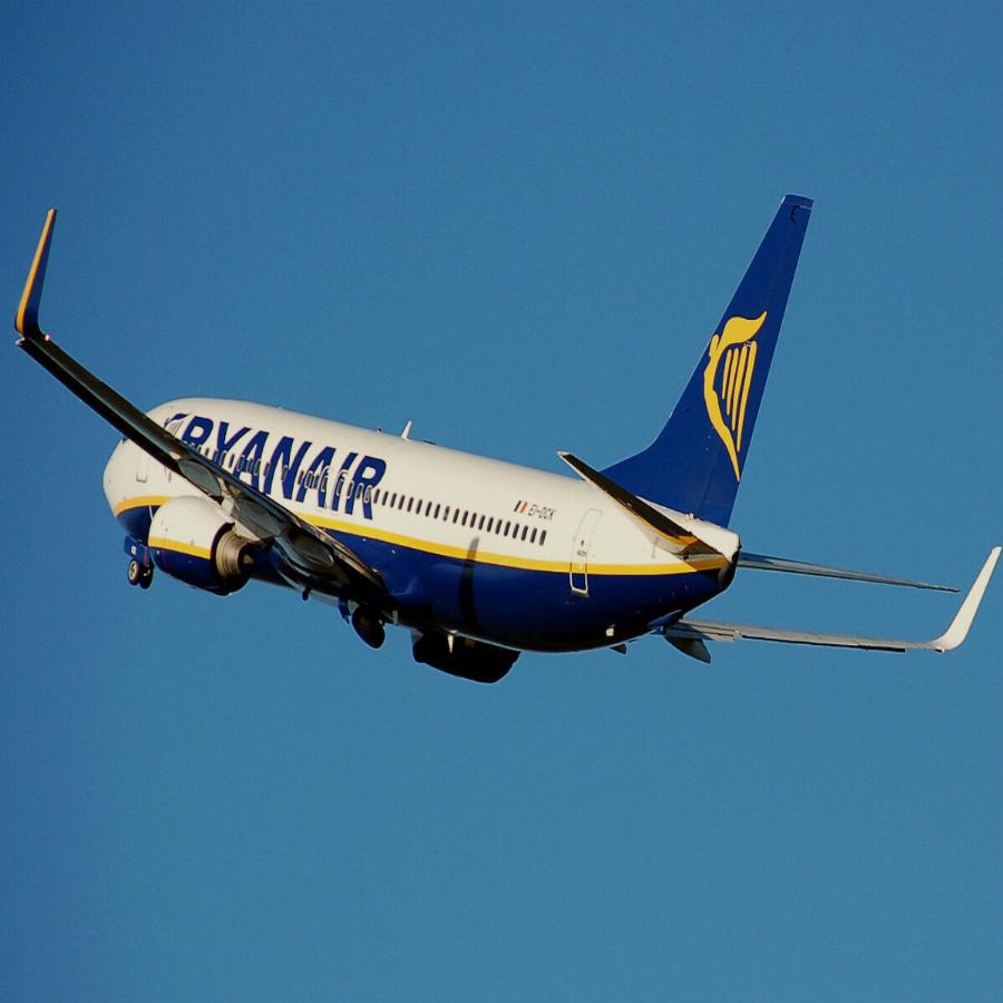 Ryanair πτήσεις: Η αεροπορική εταιρία προσθέτει νέες χριστουγεννιάτικες πτήσεις προς Αθήνα