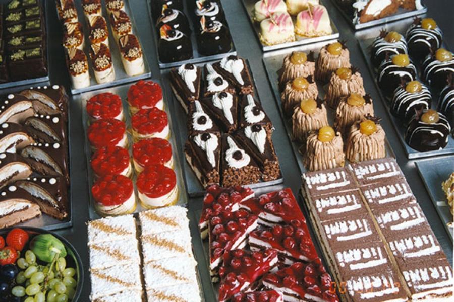 Βόλος: 35χρονος άνδρας μπήκε σε ζαχαροπλαστείο και πετούσε πάστες στους εργαζόμενους