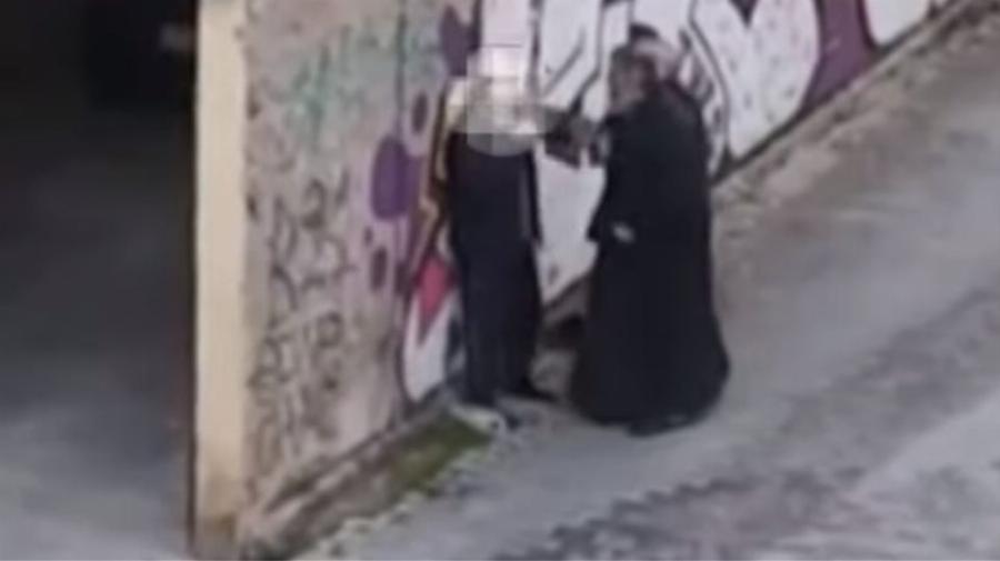 Ιερέας Κοζάνη: Σοκ με ιερέα που χαστουκίζει ηλικιωμένο άνδρα στο δρόμο