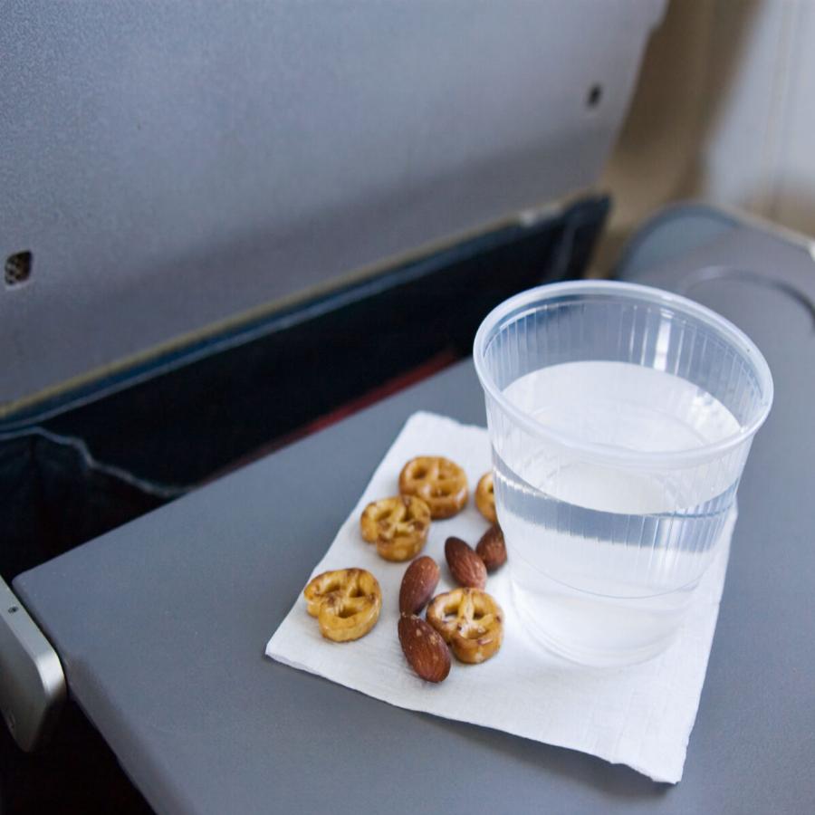 Δωρεάν σνακ: Οι αεροπορικές Lufthansa, Swiss και Austrian τα περιορίζουν στην οικονομική θέση