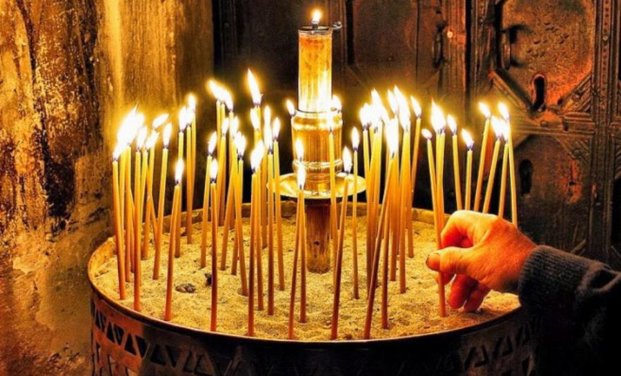 Χαλκιδική: Λειτουργούσε παράνομη θεία λειτουργία σε εκκλησία – Πιστοί επιτέθηκαν σε αστυνομικούς