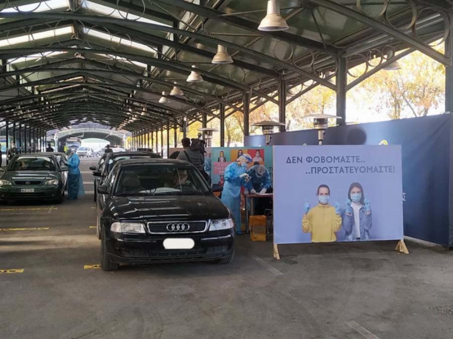 Λάρισα: Μεγάλες ουρές αυτοκινήτων για τεστ κορονοϊού στη σκεπαστή αγορά της Νεάπολης